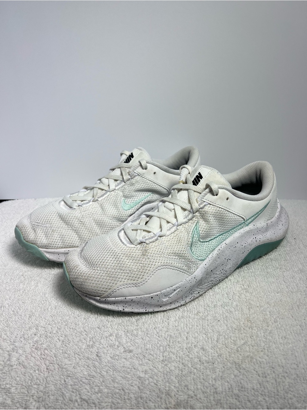 Nike Legends Essential 3 Women’s Size 10 White Mint Training Sneakers